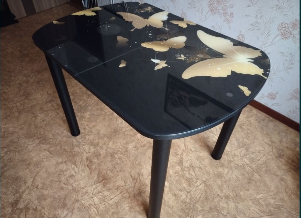 Продам стол обеденный