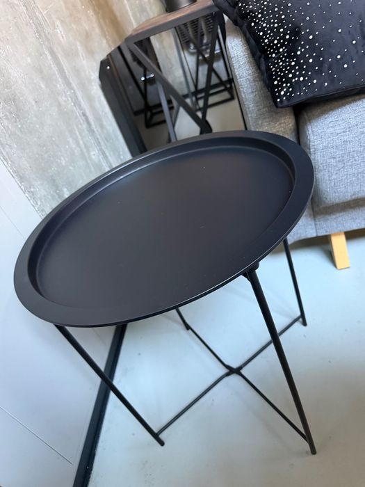 Czarny okrągły metalowy stolik