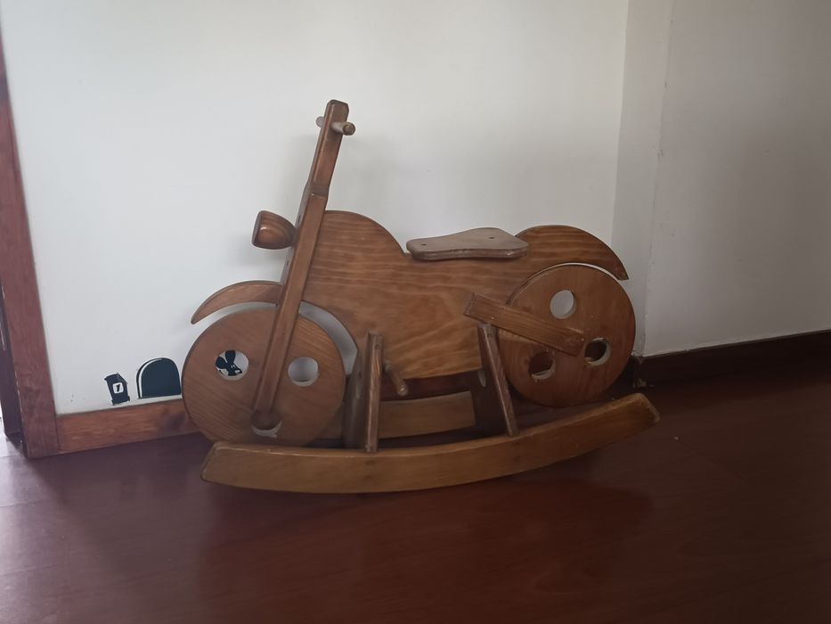 Mota baloiço de madeira.