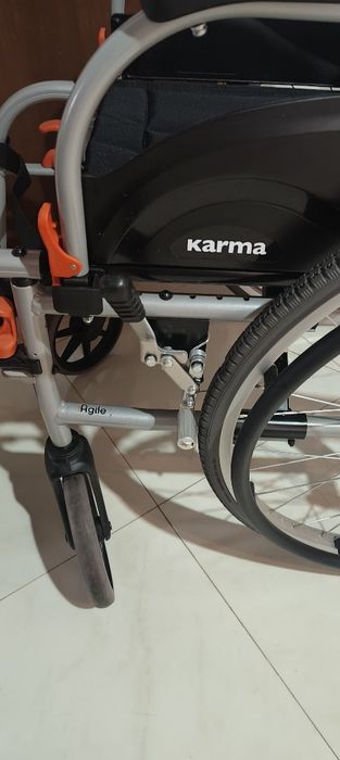 Cadeira de rodas, almofada antiescaras e cinta