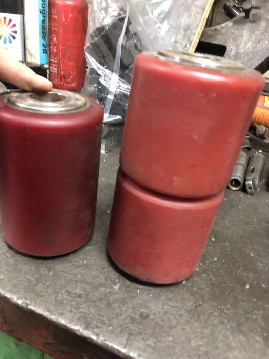 Ролик на рохлю резиновий закритого типу