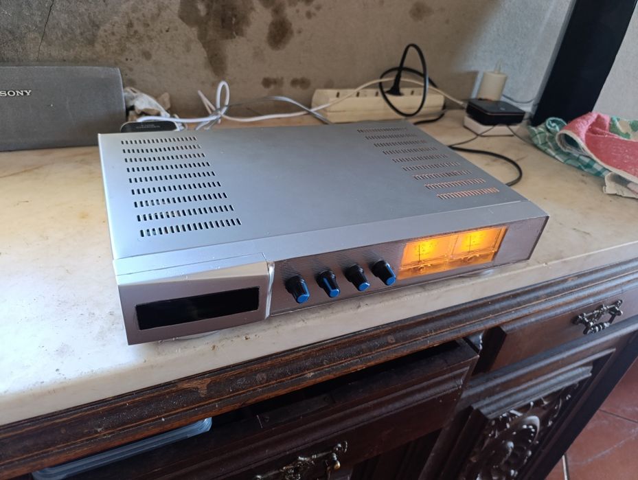 Amplificador com 200W de potência, boa qualidade.