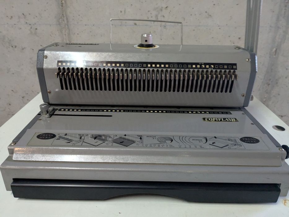 Máquina de encadernar argolas WireMac 31