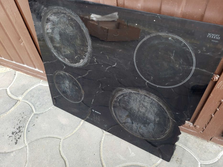 Płyta indukcyjna ceramiczna Bosch HT6ET60 posiada 4 pola grzewcze