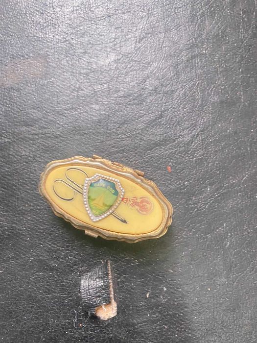 caixinha para comprimidos dourada