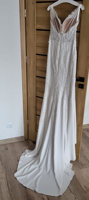 Suknia ślubna z trenem z salonu Gala