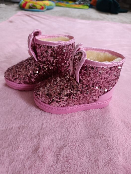 Зимові милі чоботи у розмірі 25 та 27