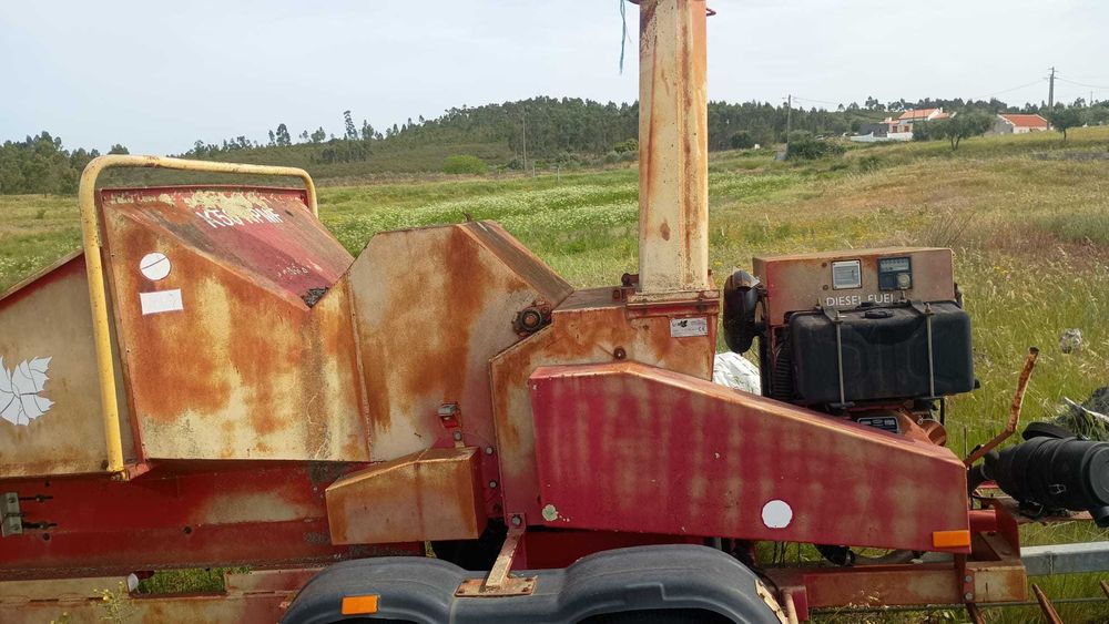Destroçador de martelos automotriz rebocável