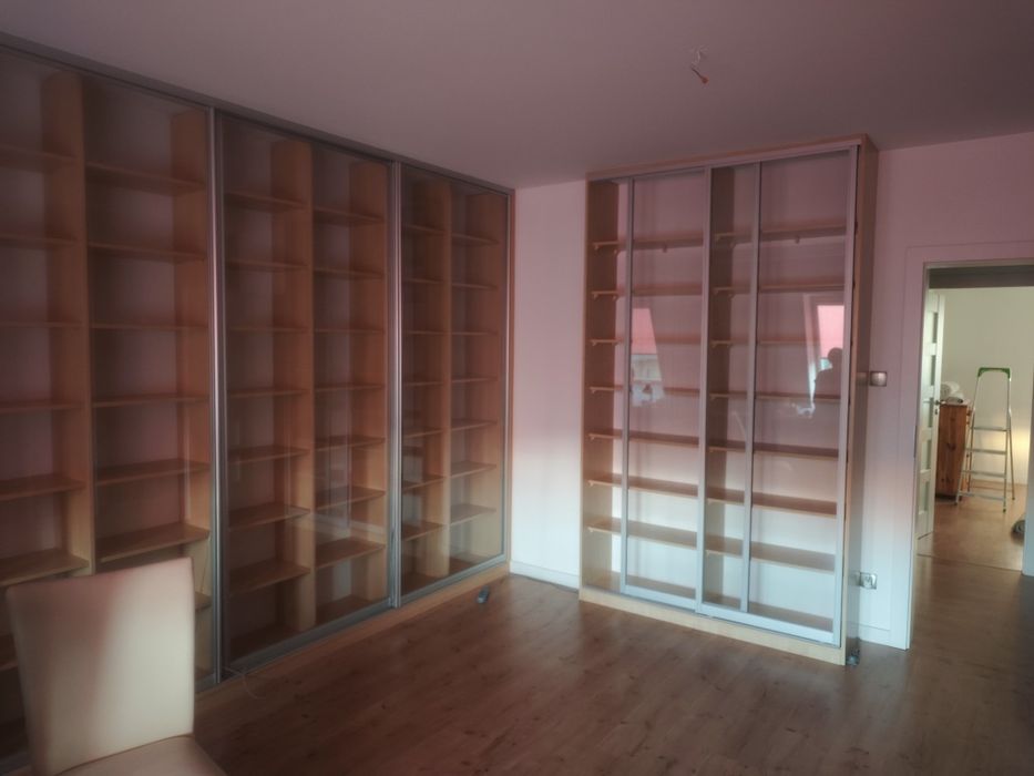 Duży zestaw przeszklonych witryn / biblioteka do zabudowy – łączna długość ok. 8m!