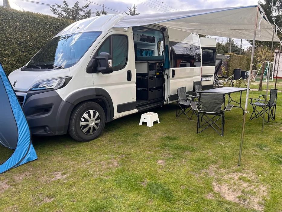 Peugeot BOXER  Kamper 4 os. 2 duże łóżka 2m/2m jadalnia w środku WC