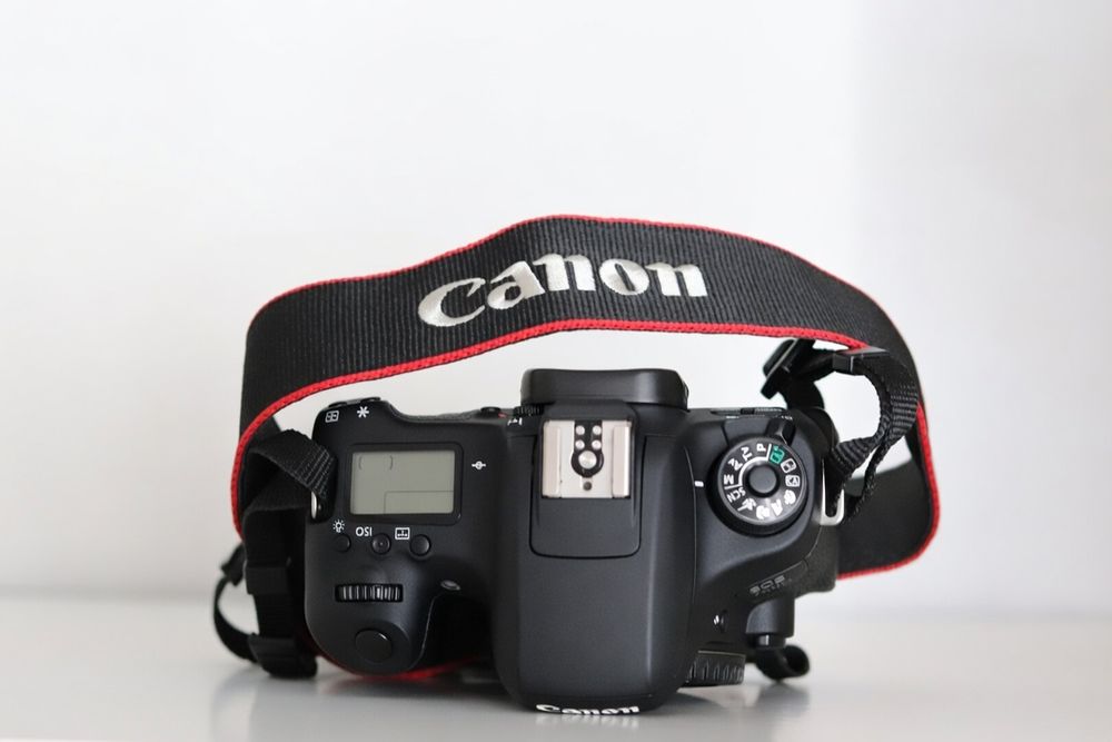 Canon 77D, 760d як нові. Можна з об'єктивом. ( Як 800 750 850 80 70d)