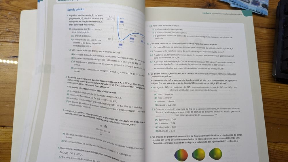 Livro de preparação para exame 11 Física e Química  Leya