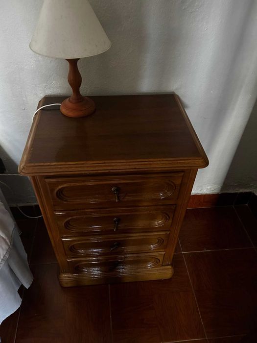 Roupeiro, mesa de cabeceira e escrivaninha