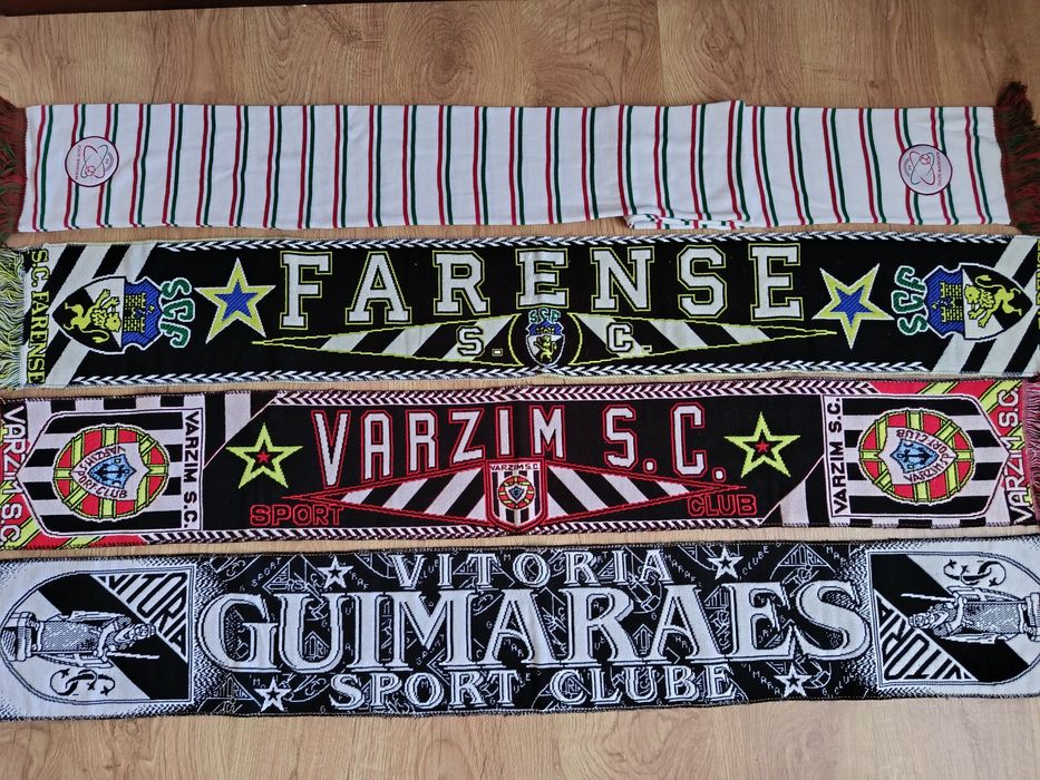 Vários cachecóis de futebol