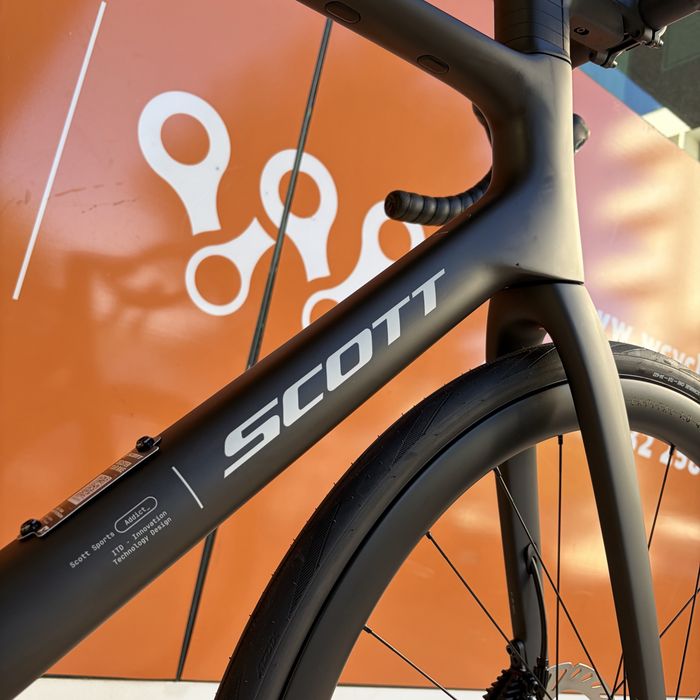 Scott Addict 30 - Carbon Black - Shimano 105 Di2