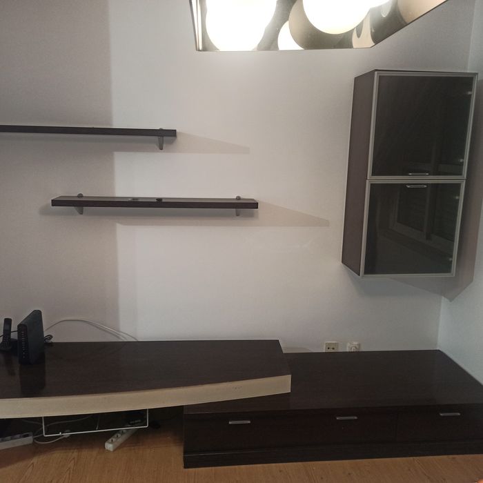 Móvel de sala com vitrine duas prateleiras e móvel pra TV