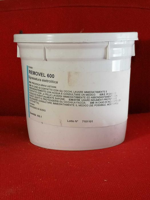 7 latas de diferentes materiais