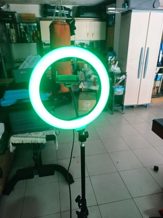 Aro de luz com varias cores com tripé