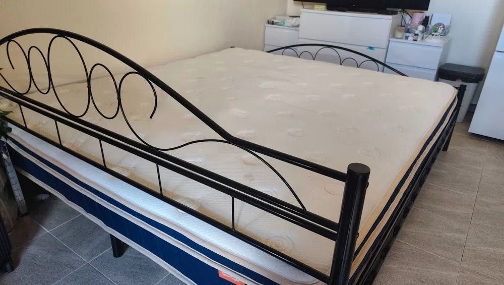 Cama com colchão de molas ensacadas