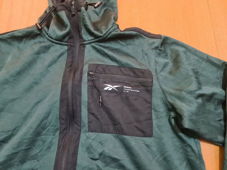 Casaco Reebok com capuz