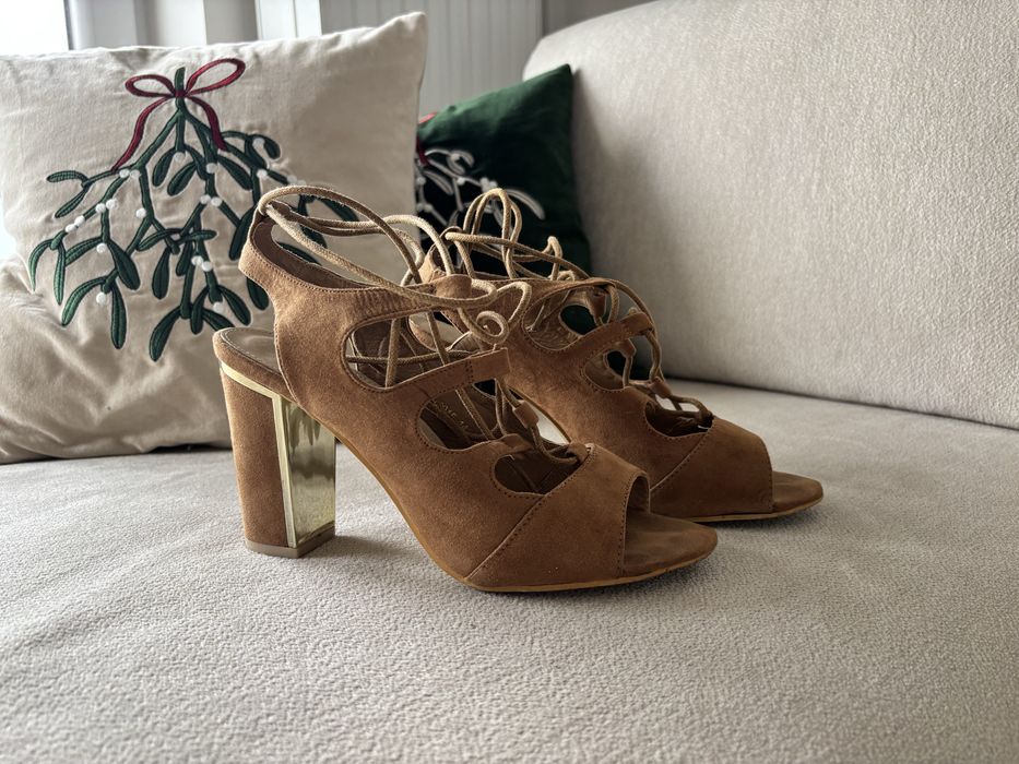 Wiązane sandały na słupku r. 39