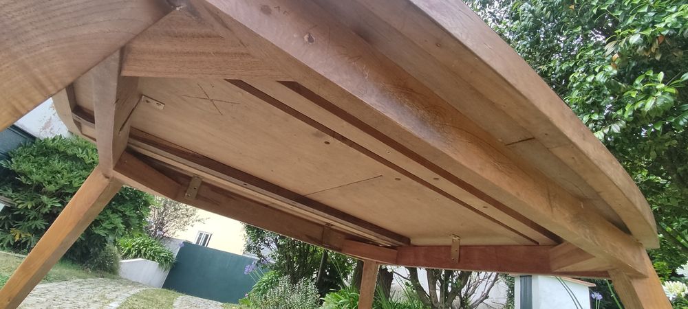 Mesa em madeira com tampo preto (fixo)