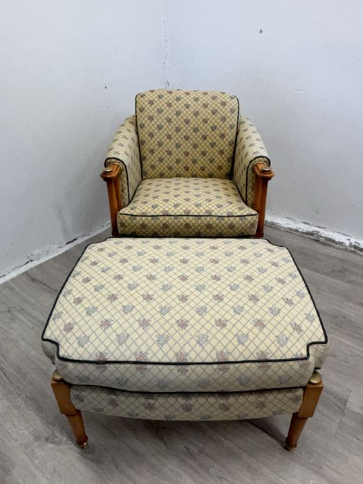 Klasyczny stylowy fotel z dużym podnózkiem vintage