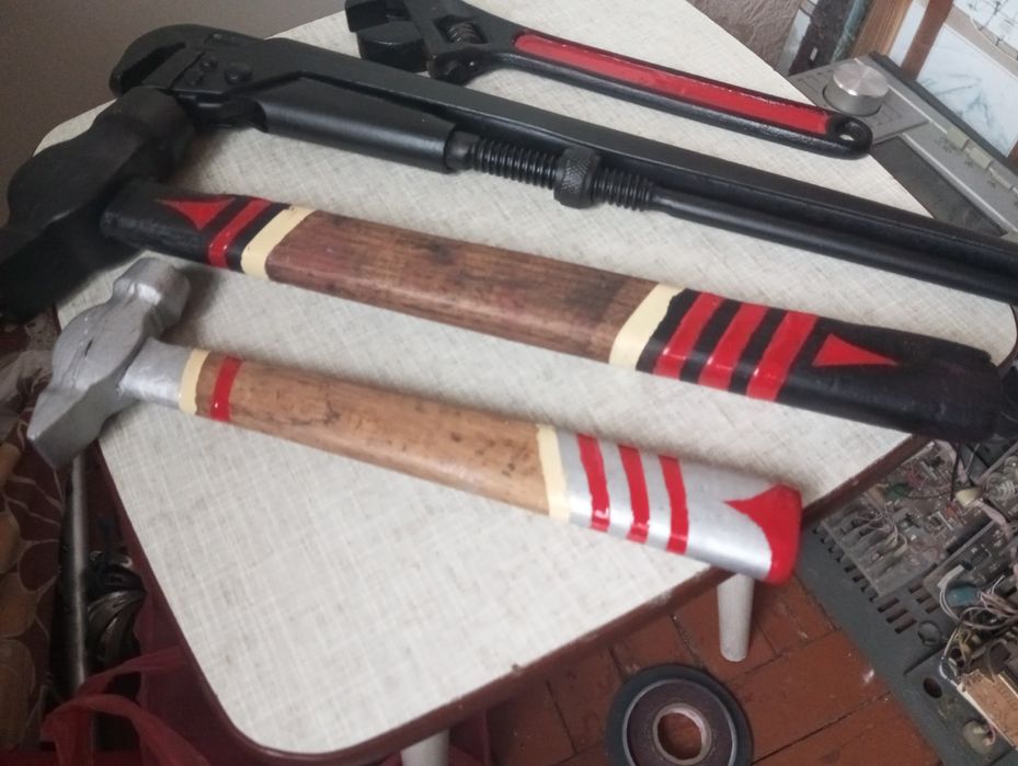 Газовый, трубный ключ,разводной,молоток.