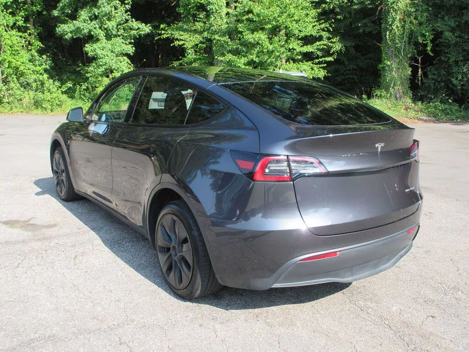Tesla Model Y Long Range      2025