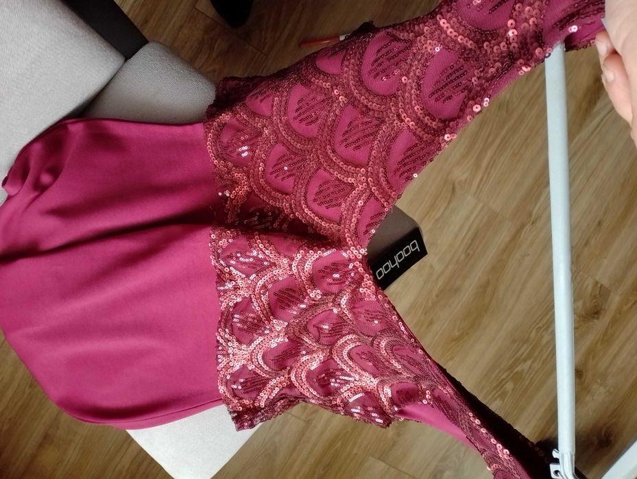 Elegancka dopasowana sukienka z cekinami