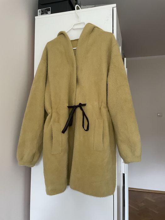 Alpaka żółta z kapturem i kieszeniami