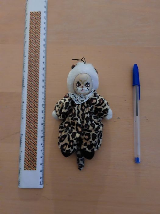 Lote de 6 pequenas bonecas de porcelana