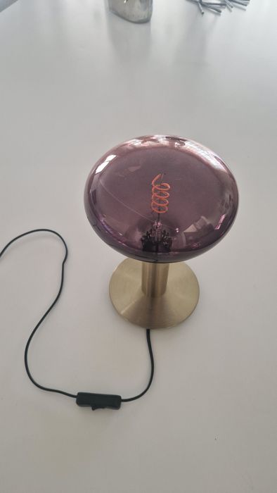 Candeeiro dourado com lâmpada bordeaux