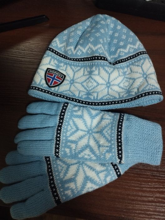 Продам зимнюю шапку с перчатками