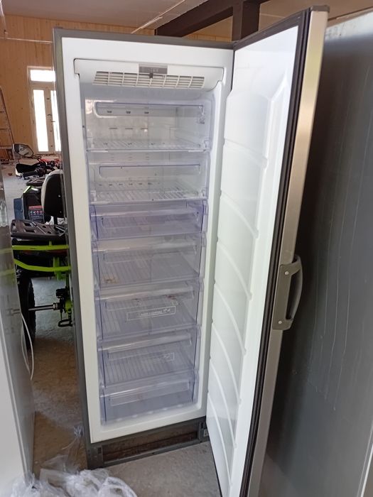 Морозильна камера  BOSCH HFUIY747BCGсуха замороз.