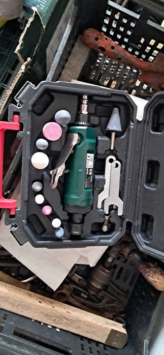 Esmeril pneumático novo na sua caixa original com um conjunto de acessórios