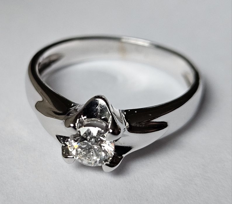 Złoty pierścionek z brylantem YES stan idealny