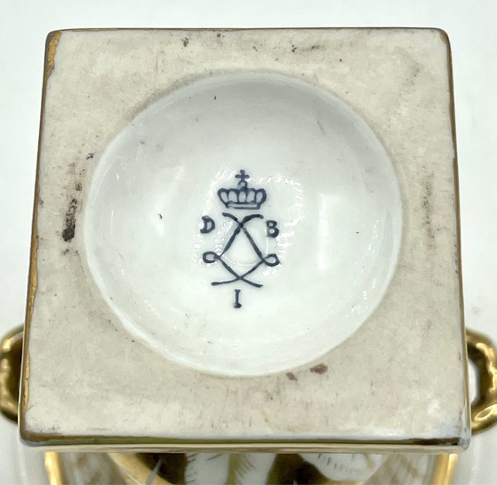Anfora porcelana Sevres, francesa, pintada a ouro
