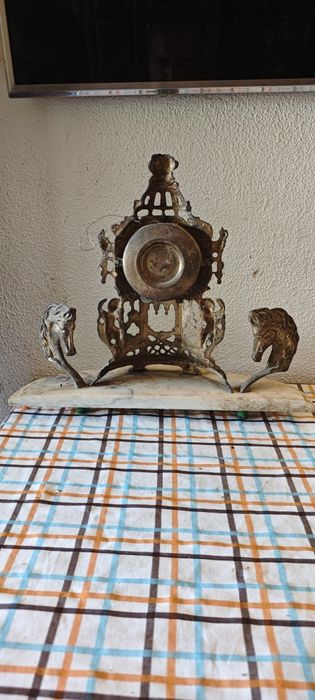Relógio de mesa antigo decorativo em metal e mármore, estilo vitoriano