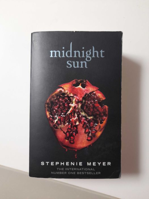 Livro Midnight Sun em inglês