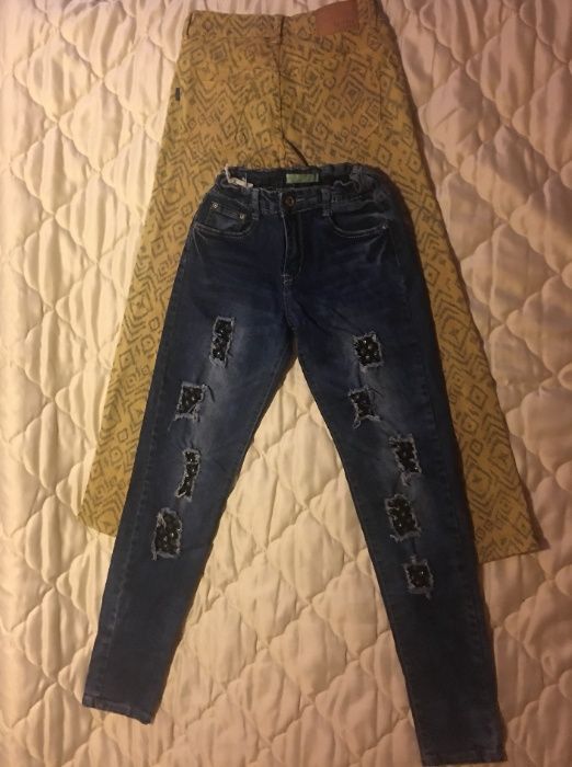 Conjunto dois pares de calças e uma t-shirt