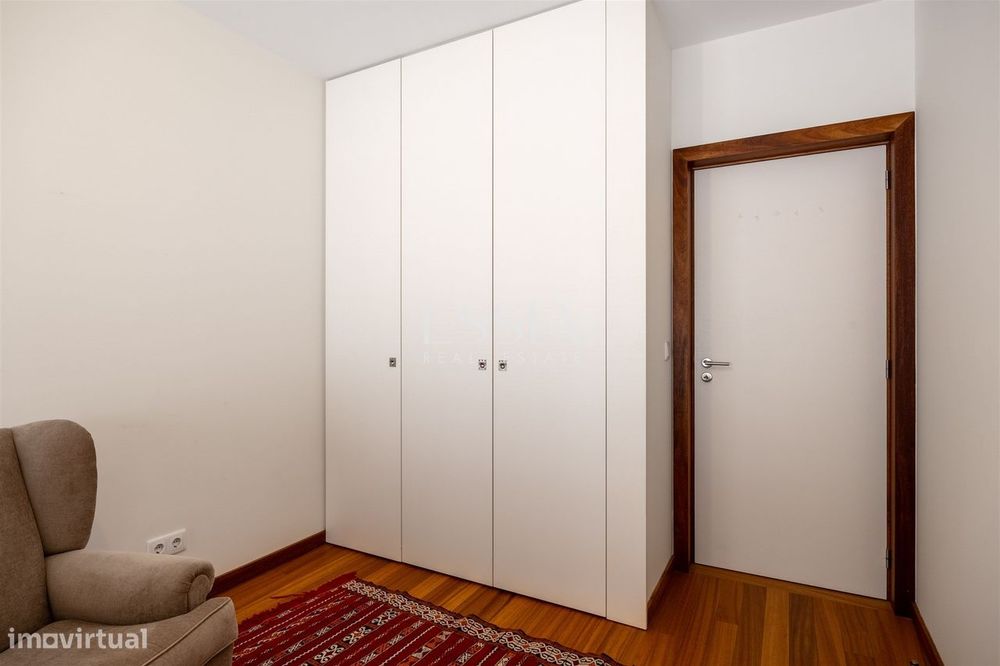 Apartamento T4+1 em Serralves com garagem