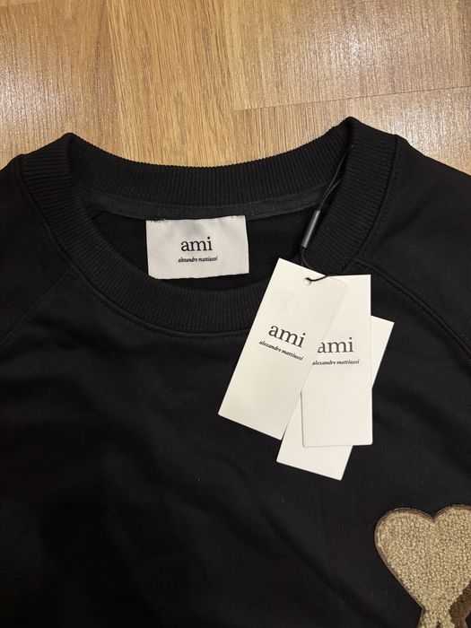Sweter Ami Paris z beżowym sercem