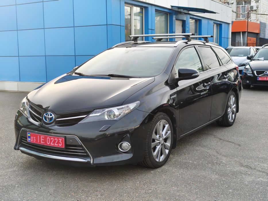 TOYOTA AURIS HYBRID 1,8 бенз+електро  2014