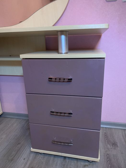 Туалетний столик з дзеркалом