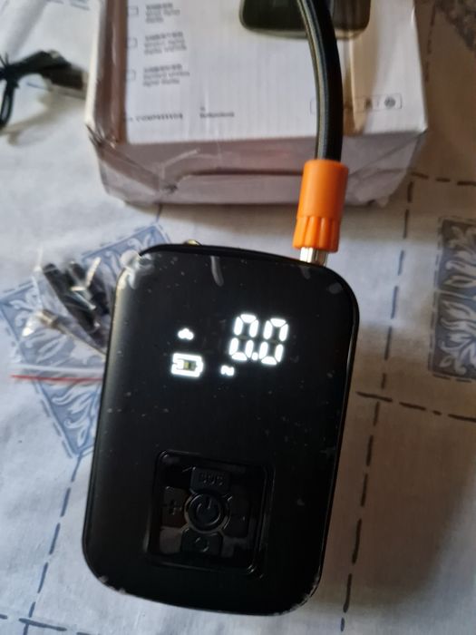 Inflador recarregável portátil de pneus e bolas. Novo