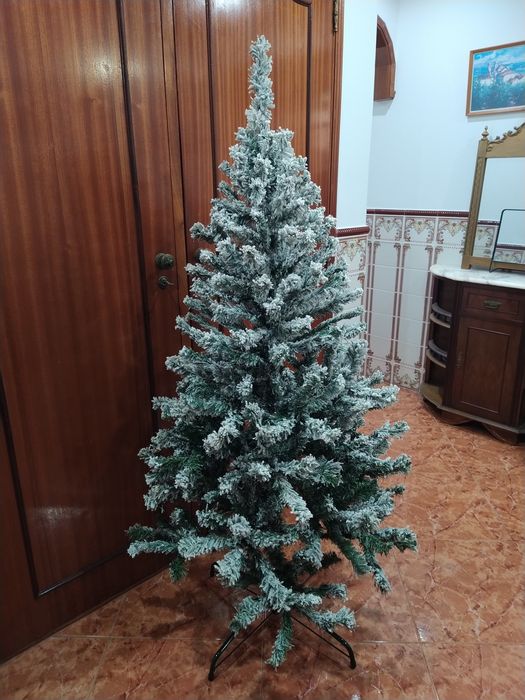 Árvore de Natal verde com neve casa quarto apartamento vivenda escritó