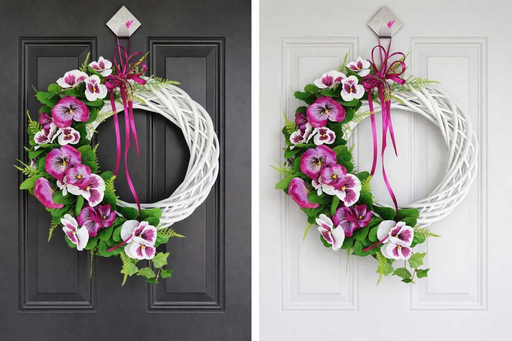 wianek na drzwi z fioletowo białymi bratkami