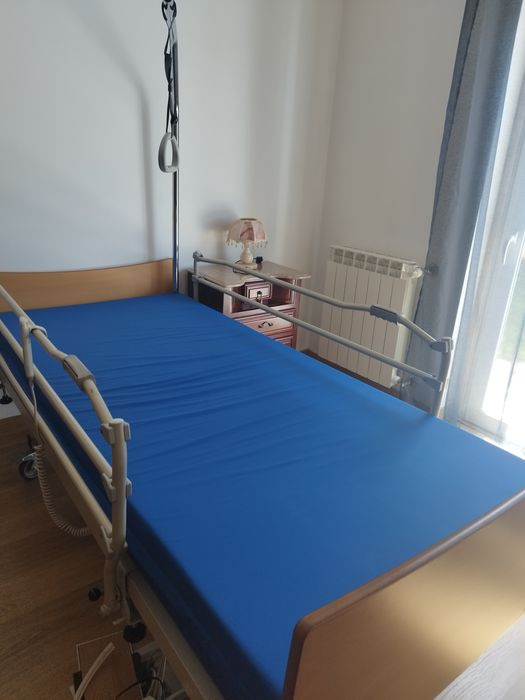 Cama articulada elétrica e elevatória com comando