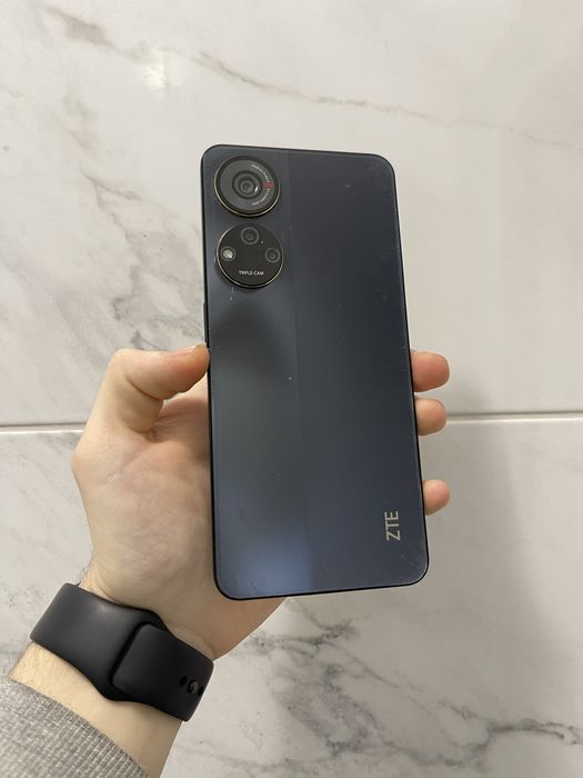 Мобільний телефон ZTE V40S 128 GB Опис